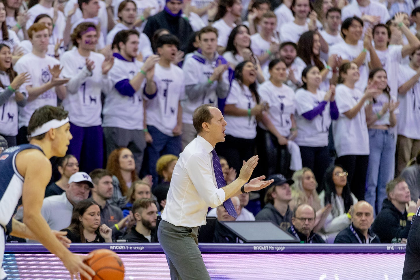 Uw basketball shop