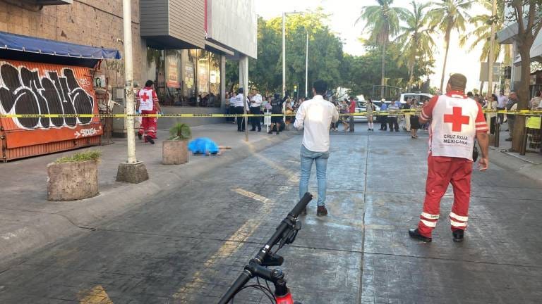 Muere mujer al ‘desvanecerse’ en plena calle de Culiacán