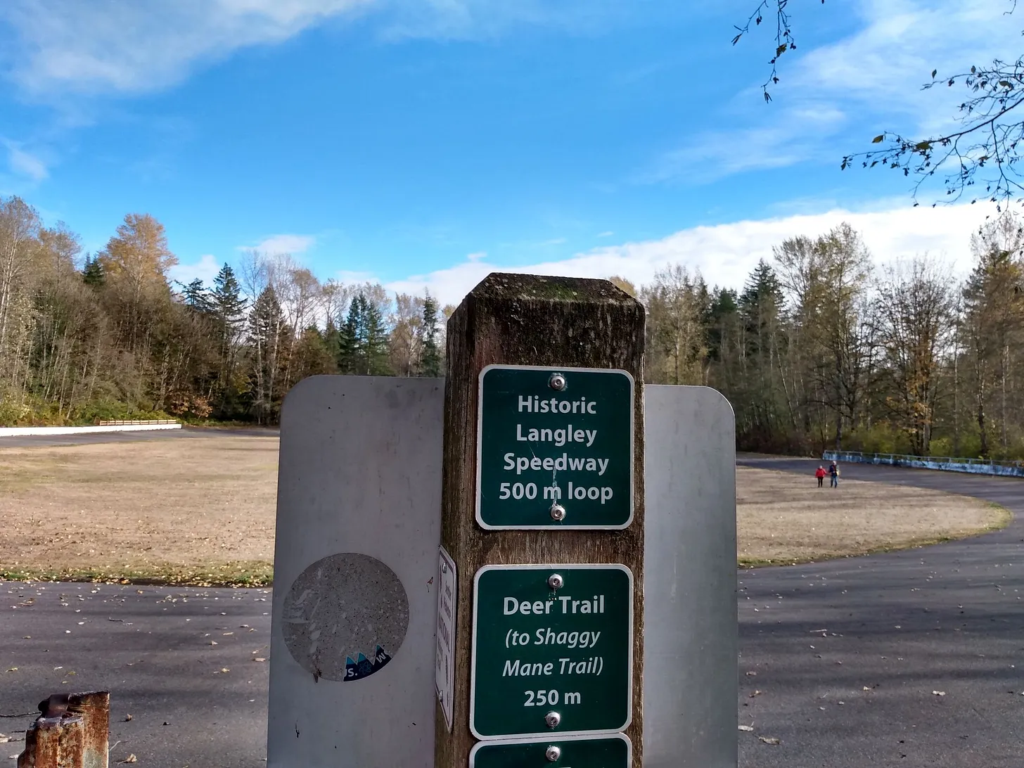 Letrero marcando que es la "Historic Langley Speedway"