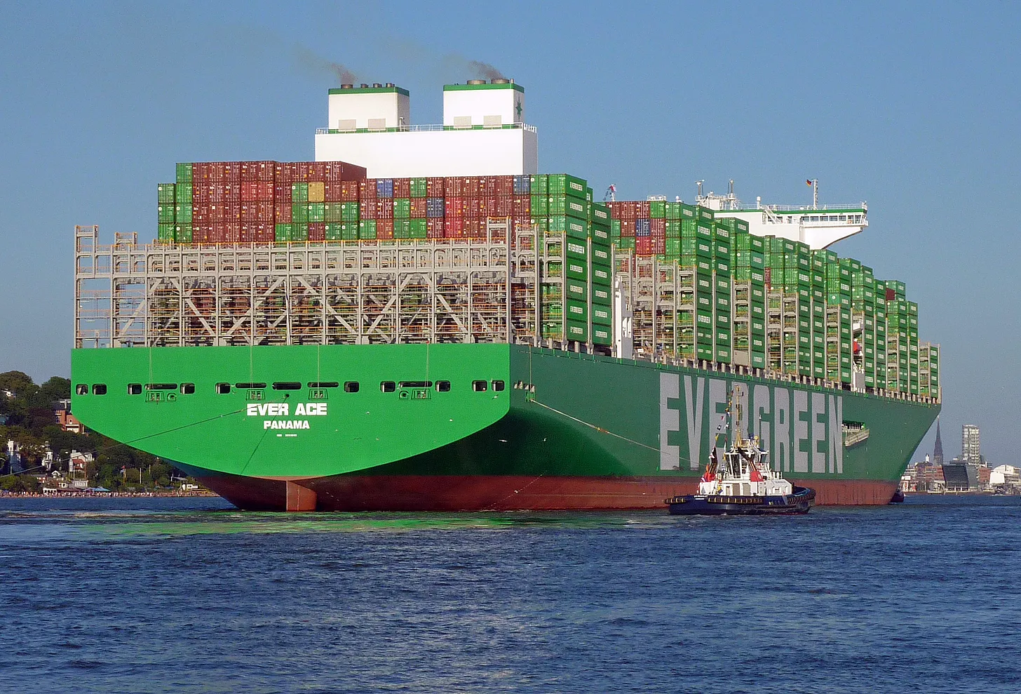 Ever Ace lastar 24 000 containrar och drar flera hundra ton diesel om dagen. 