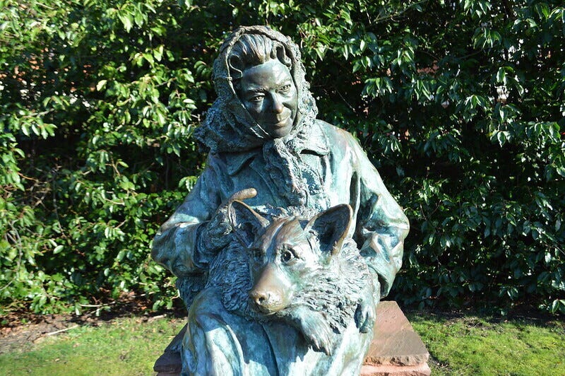 Statue of the Queen with a corgi in windsor