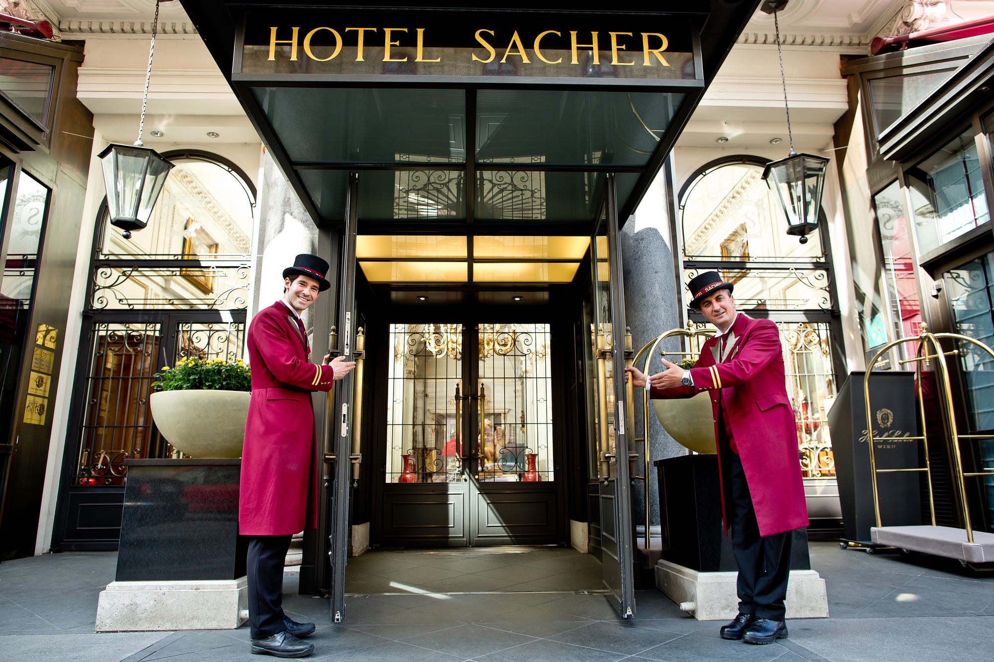 Endlich wieder öffnen! Und was macht dieses Hotels als Erstes? Verschenkt Kaffee und Torten!