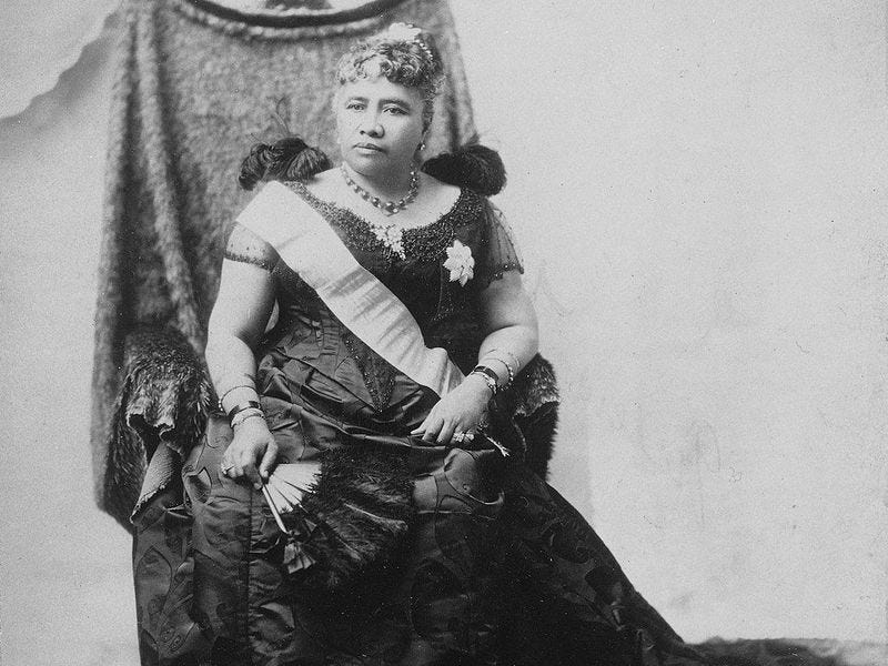 1024px-liliuokalani_sitting_on_chair_draped_with_feather_cloak