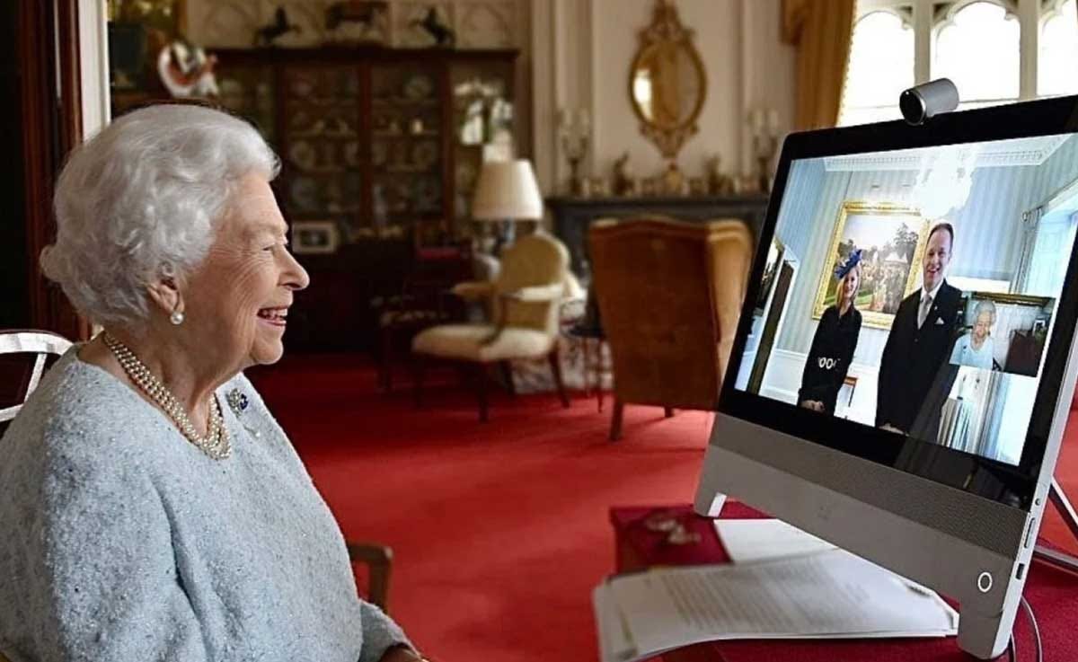 Photo of Queen Elizabeth in front of a computer