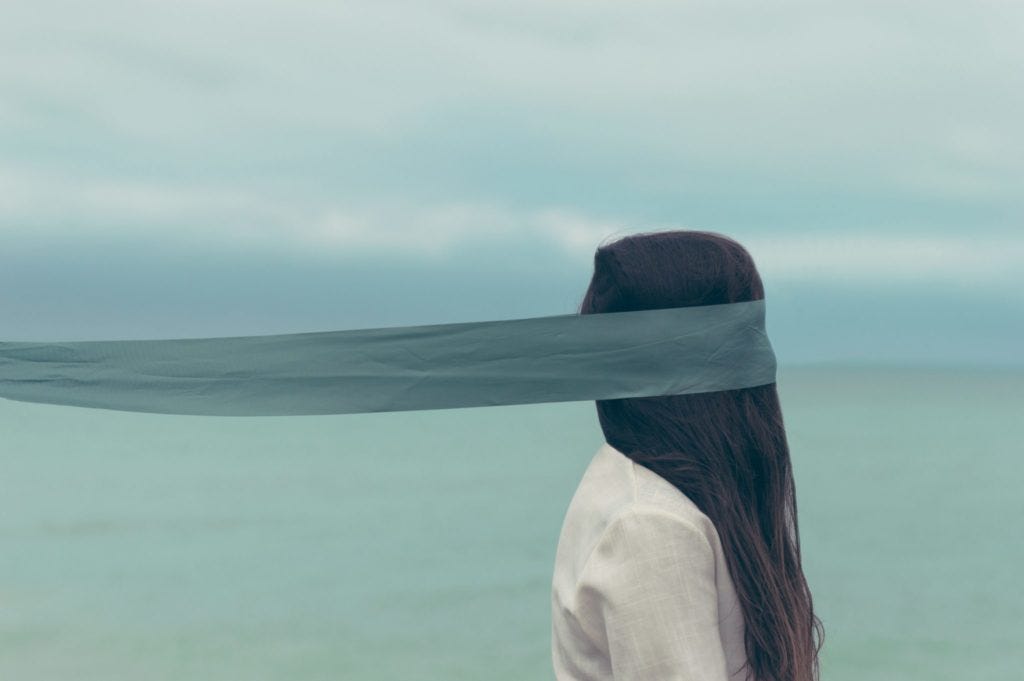 Woman blindfolded - Photo: Oscar Keys
