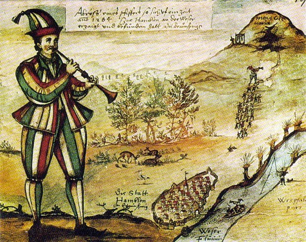 Un uomo vestito a strisce bianche, gialle, verdi e rosse con un grande cappello e abiti medievali suona un flauto. Sullo sfondo una mappa della città di Hamelin, un fiume, alberi e animali