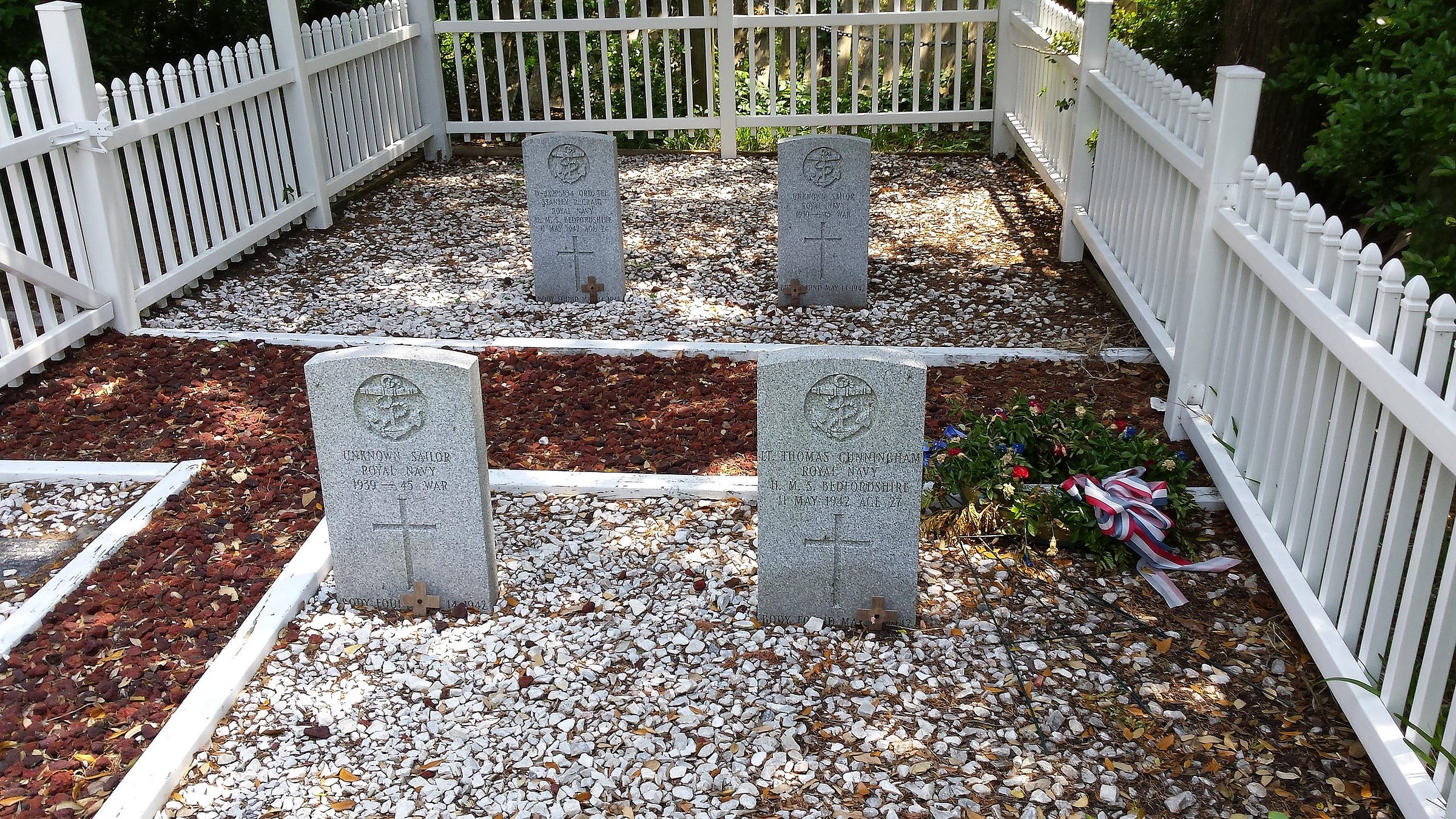 https://upload.wikimedia.org/wikipedia/commons/thumb/5/5e/British_Cemetery%2C_Ocracoke_Island%2C_North_Carolina_image_3.jpg/2560px-British_Cemetery%2C_Ocracoke_Island%2C_North_Carolina_image_3.jpg