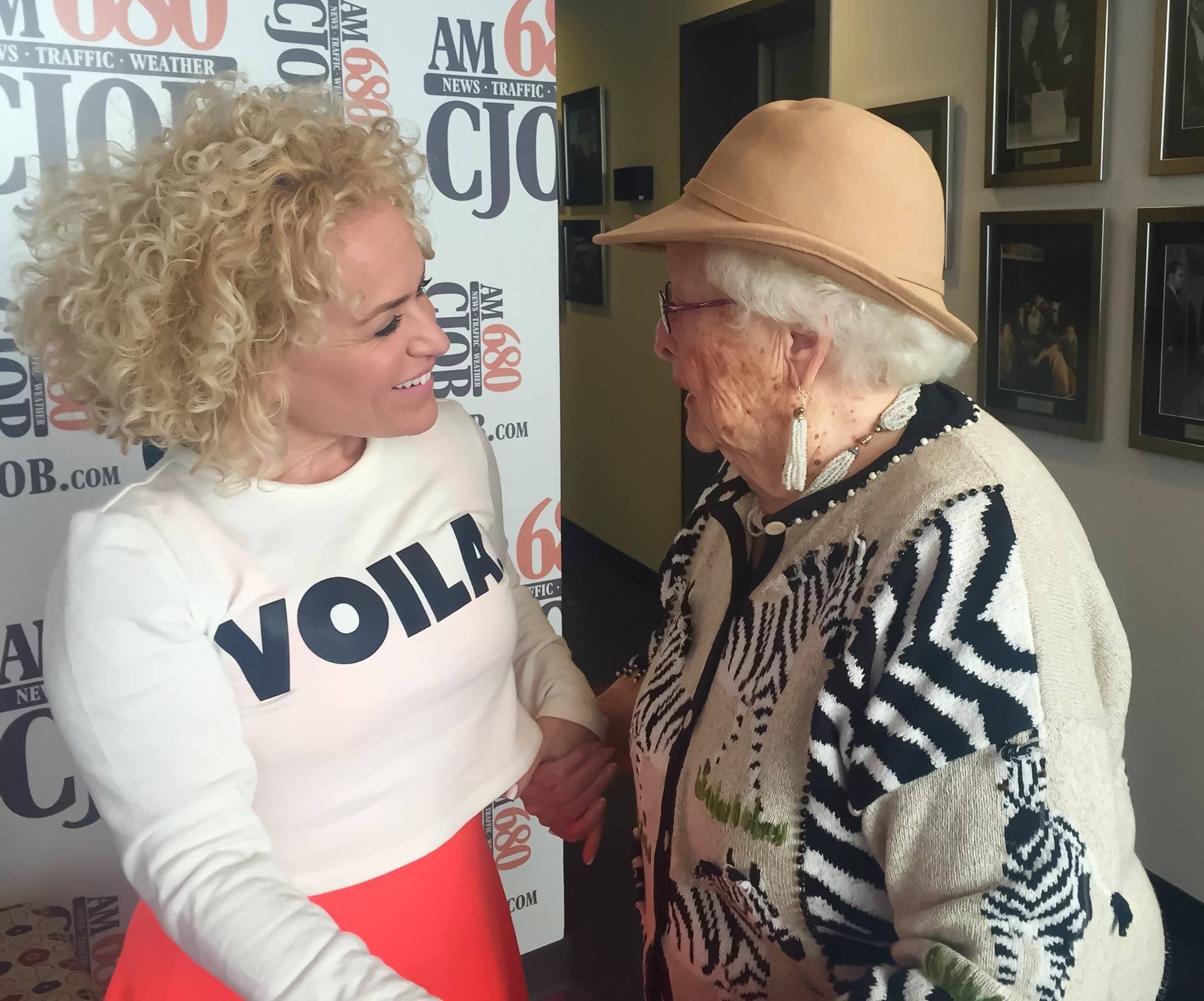 Dahlia Kurtz hanging out with then-94-year-old Jean Morrison.