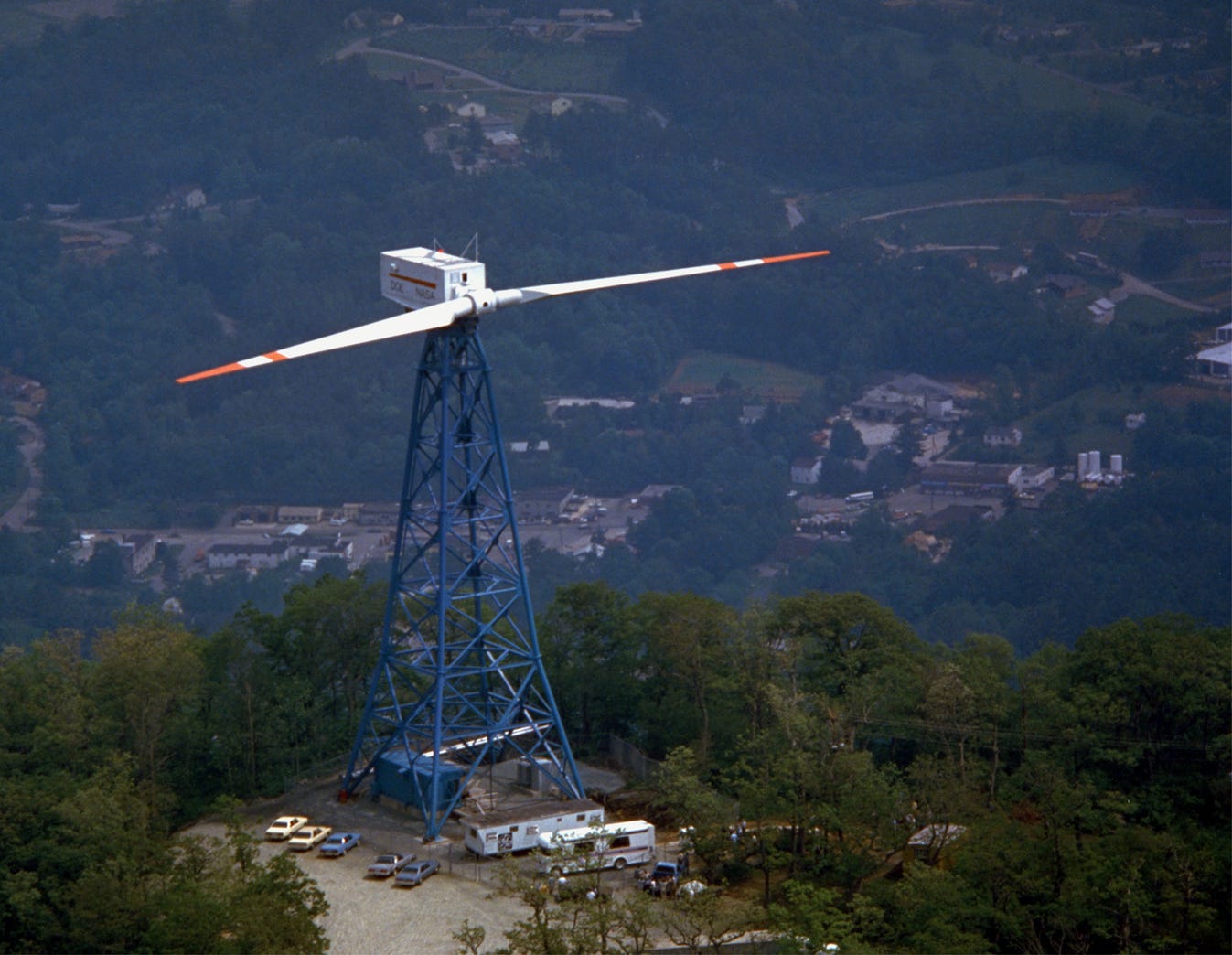 https://upload.wikimedia.org/wikipedia/commons/9/97/NASA_Mod_1_wind_turbine.jpg