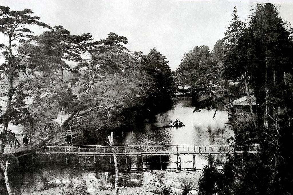 A bridge crosses the southern end of Jūnisō Pond, ca. 1915