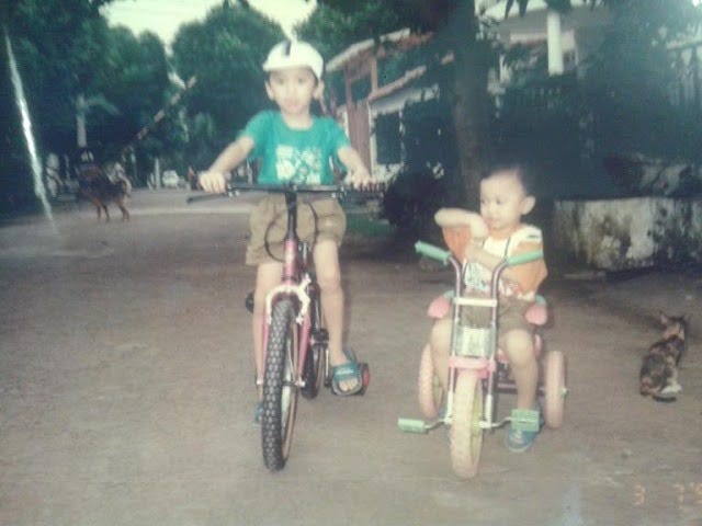 gue, kakak, dan makhluk berkaki empat bernama Dodi.