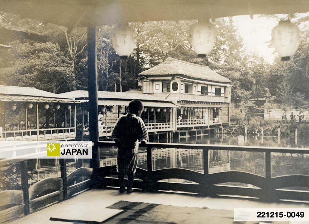 Teahouses at Jūnisō Pond in Shinjuku, Tokyo, 1910s.