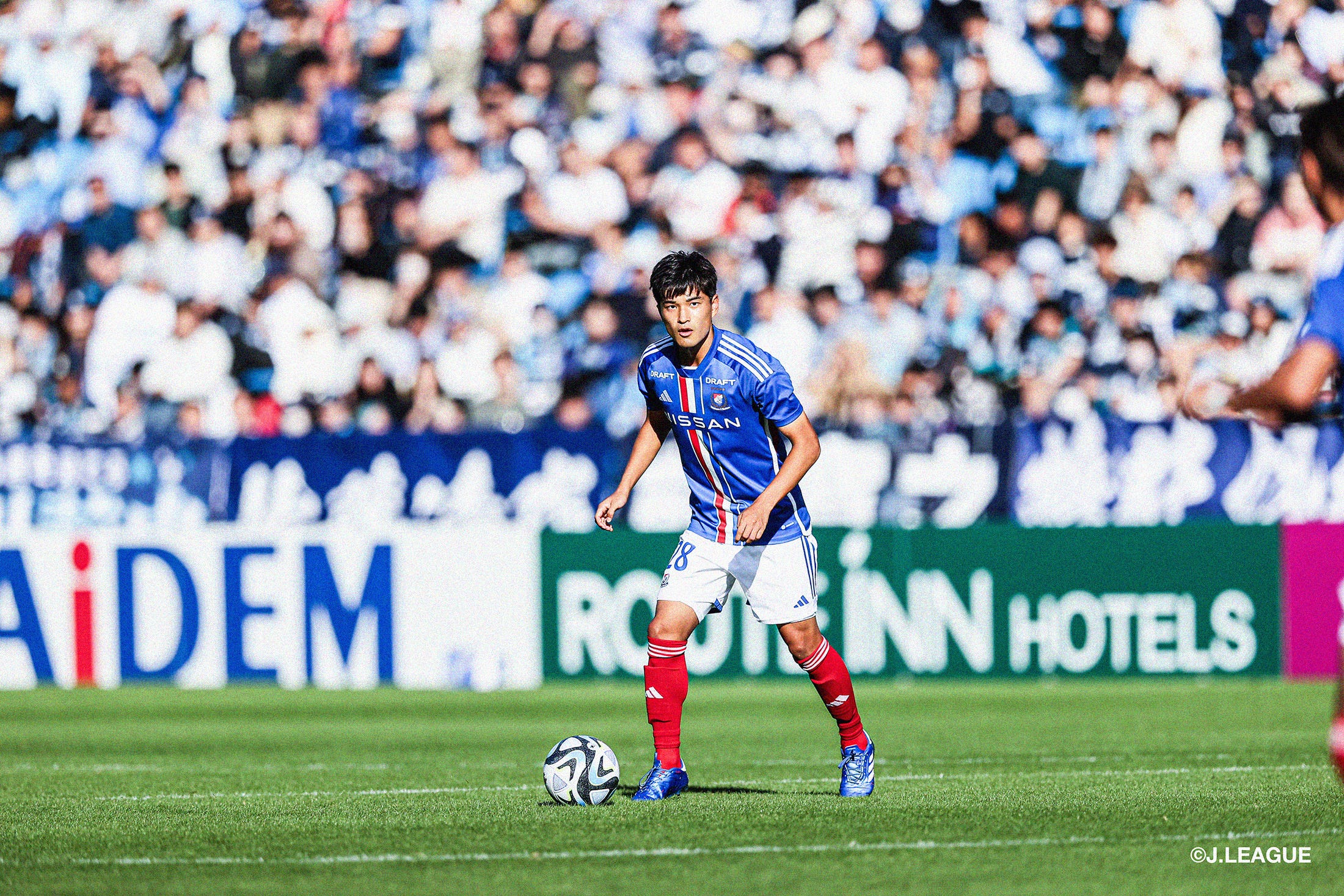 A photo of Yokohama F. Marinos' Riky Yamane stood over the ball.