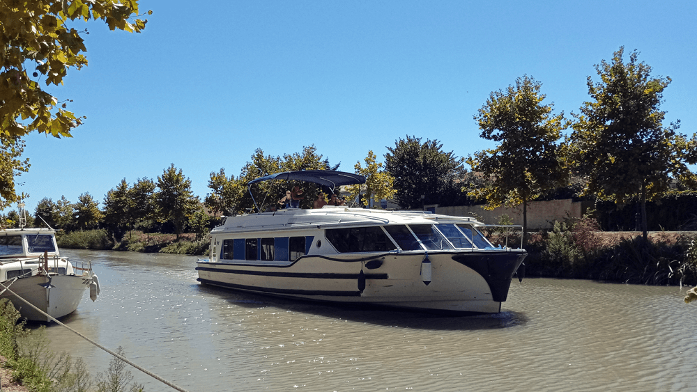 a pleasure boat on the Canal du Midi in France. (c) Chris Aspinall, 2020.