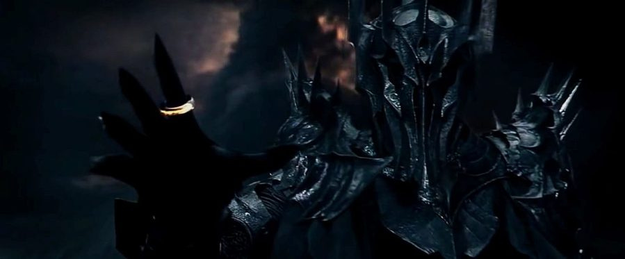 Na zdjęciu Sauron z Pierścieniem, jeszcze w starciu z Isildurem. Wg mitologii Śródziemia, Sauron mógł materializować się jedynie wtedy, gdy w jego posiadaniu był Pierścień. Także pojawienie się Władcy Ciemności na polach Pelennoru oznaczałoby ni mniej ni więcej albo błąd reżysera, albo śmierć Froda. Wybierajcie.