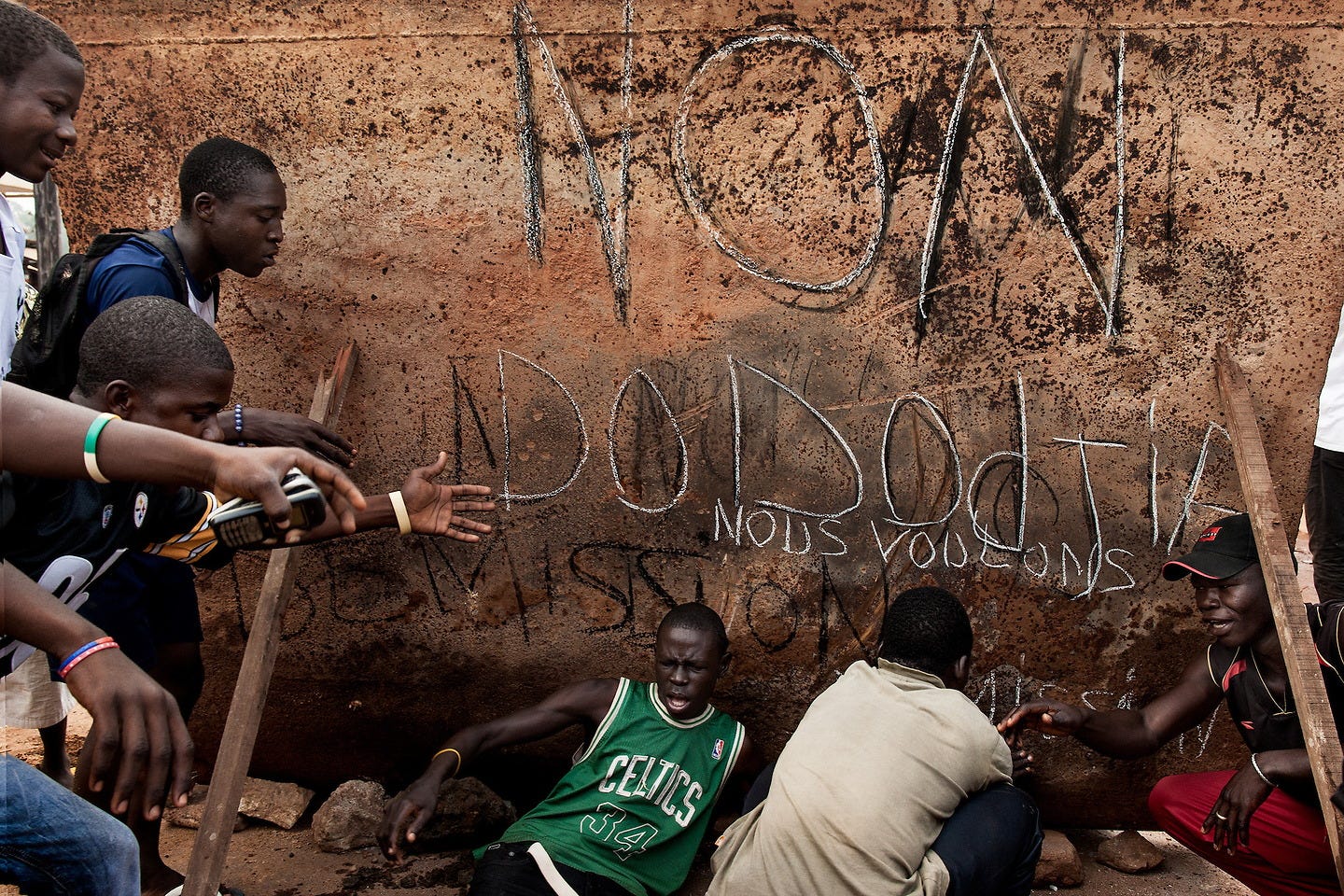 “November 17th 2013, following the death of Magistrate Bria and a soldier by the Seleka in Bangui, the youth demonstrate and ask for the resignation of the President Djotodia. A few moments later, the Seleka intervene and shoot at the crowd, killing two and wounding one.” From ‘On est ensemble’. © Camille Lepage