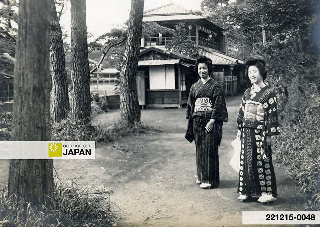 Two Japanese women near a Jūnisō teahouse in Shinjuku, Tokyo, ca. 1915–1919