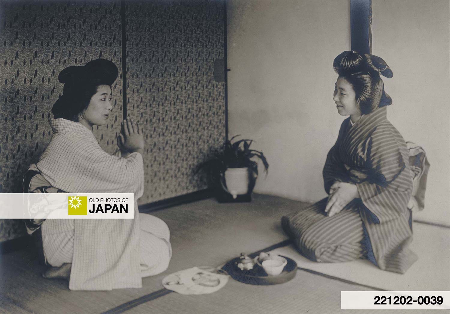 221202-0039 - Two Japanese Women Playing the Tōhachiken Game