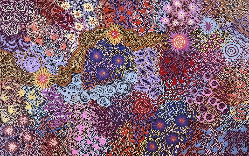 Grandmother's Country, opera dell'artista aborigena australiana Khatija Possum: composizione astratta dai motivi floreali e geometrici sui toni del rosa, rosso e viola.