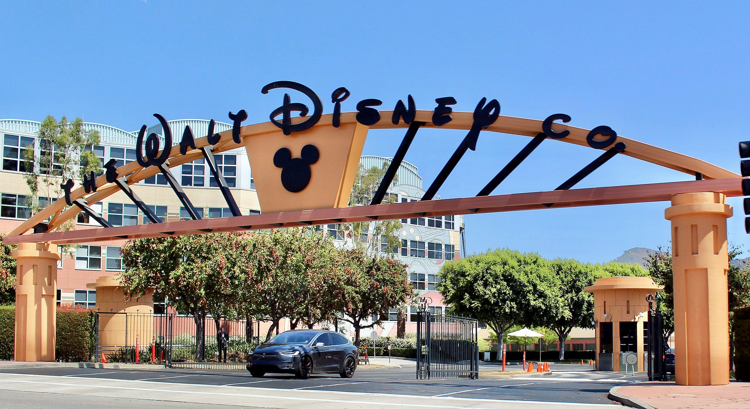 File:Walt Disney Studios Alameda Entrance.jpg - Wikipedia