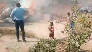 Girl Ran Away From Under Burning Roof Holding School Bag To Her Chest In Ambedkar  Nagar Akhilesh Shared Video - Amar Ujala Hindi News Live - Up:जलते छप्पर के  नीचे से स्कूल