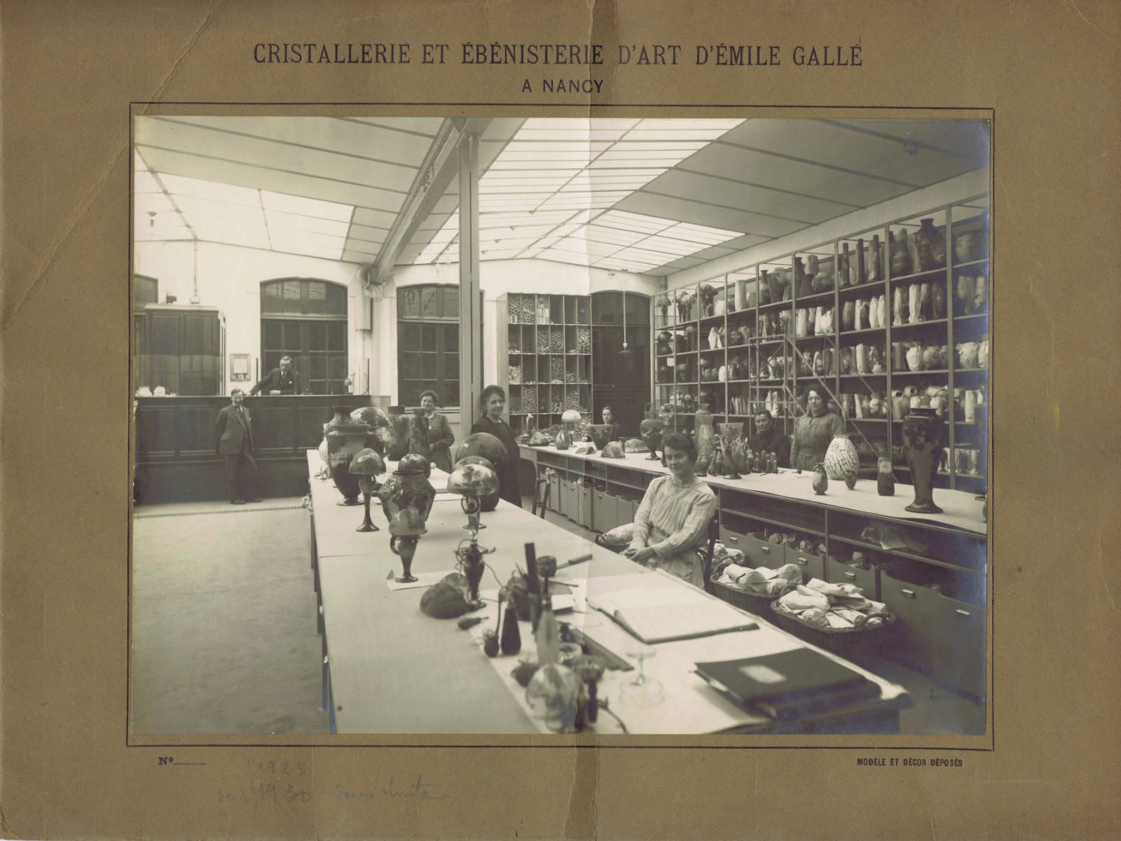 The packing room in the Gallé factory in 1927, anonymous photograph (private collection).