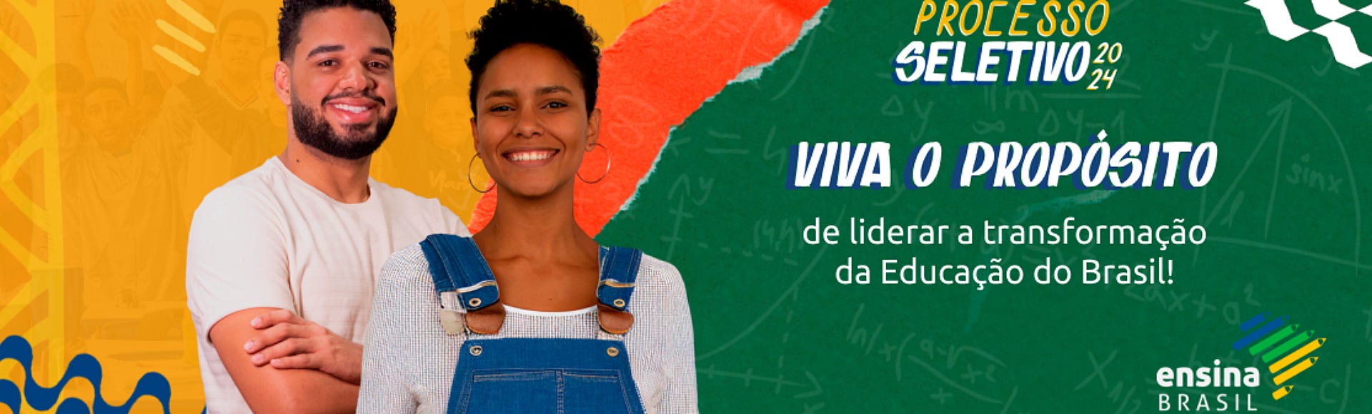 Foto de 2 jovens negros: um rapaz de barba e camiseta branca e uma garota de cabelos presos, brincos de argola e macacão. Ao fundo, imagem de quadro verde escolar com o texto “Processo Seletivo 2024. Viva o Propósito de liderar a transformação da Educação do Brasil!”.