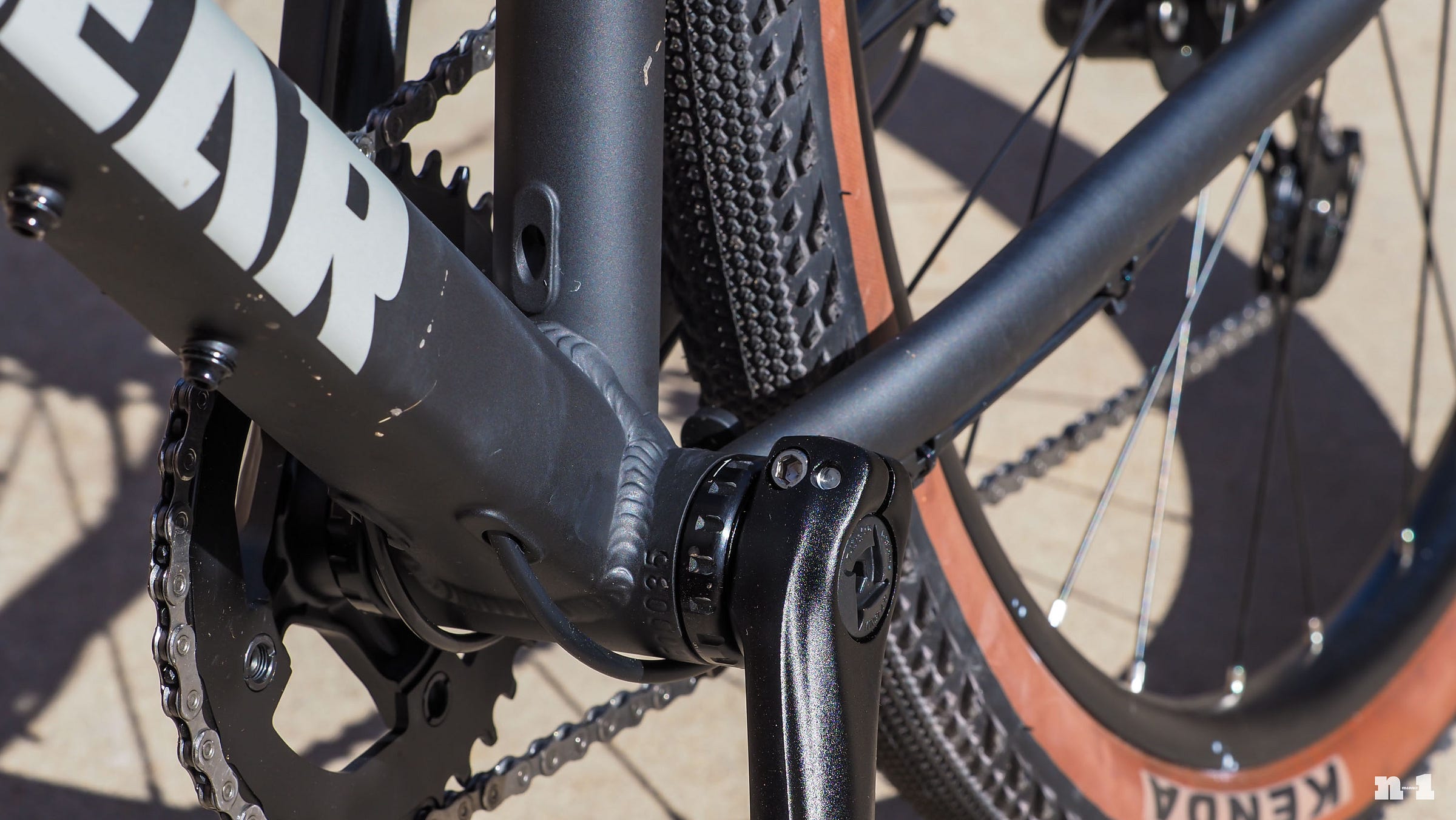 Eaglebear Black dropper post routing