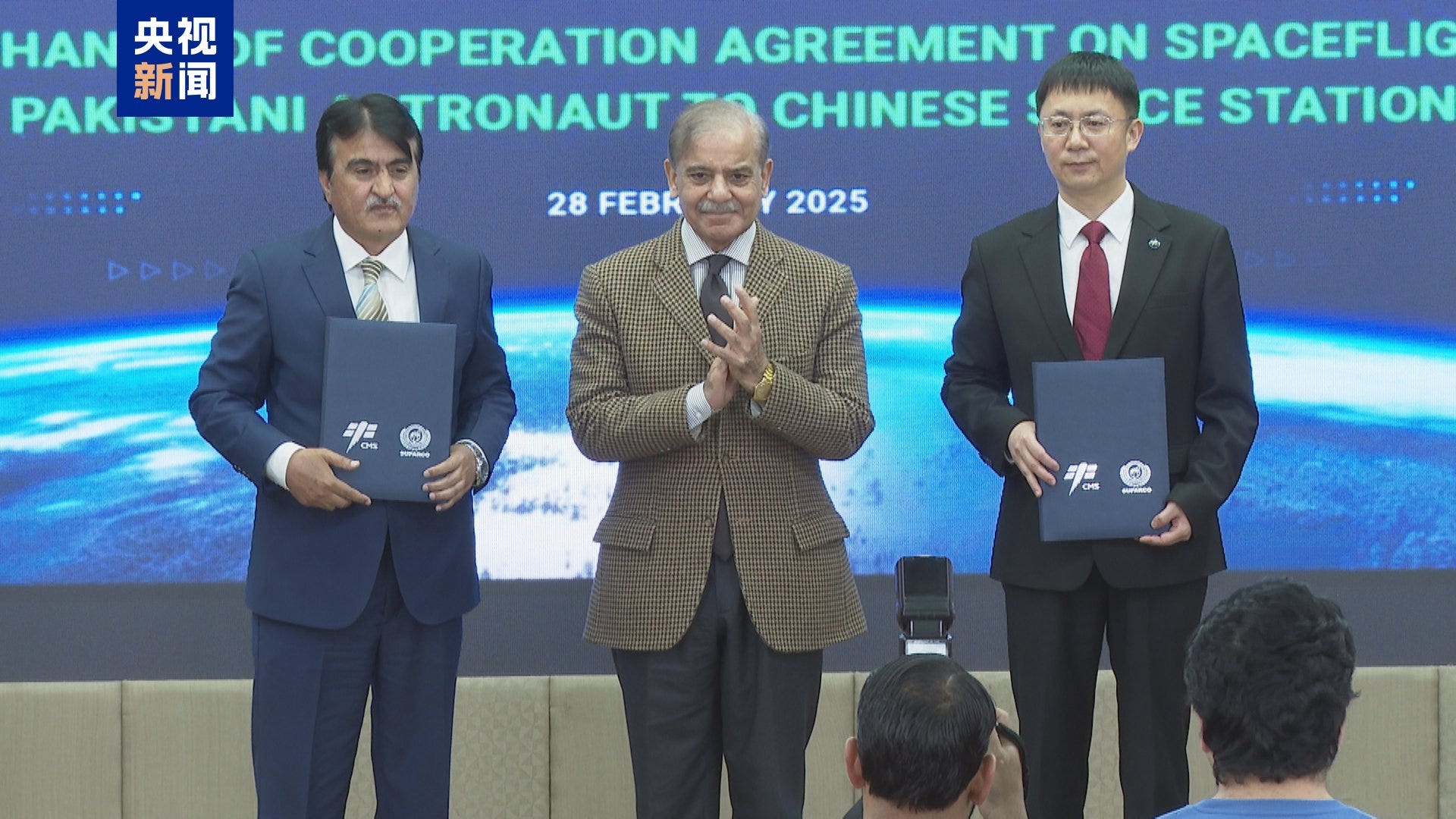 SUPARCO’s Muhammad Yusuf Khan (left), Pakistan’s Prime Minister Shehbaz Sharif (center), and CMSA’s Lin Xiqiang (right) after signing of the agreement.