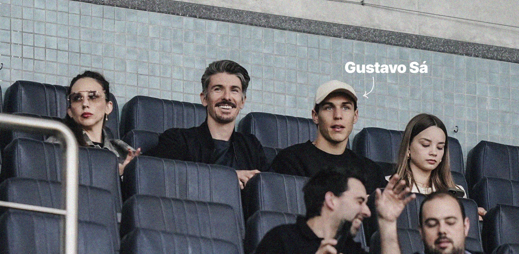 A photo of Gustavo Sá sat next to his agent at the Estádio do Dragão