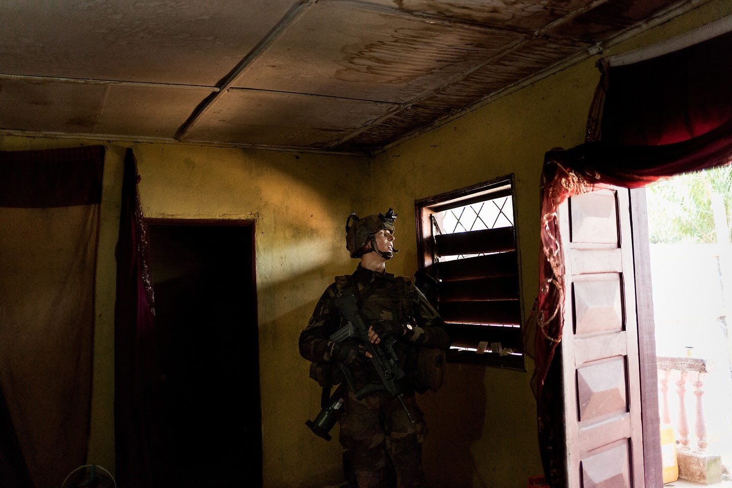 December 9th 2013, French troops entered the house of a man that is accused by the population of being a colonel of the Seleka, to disarm him. From ‘On est ensemble’. © Camille Lepage