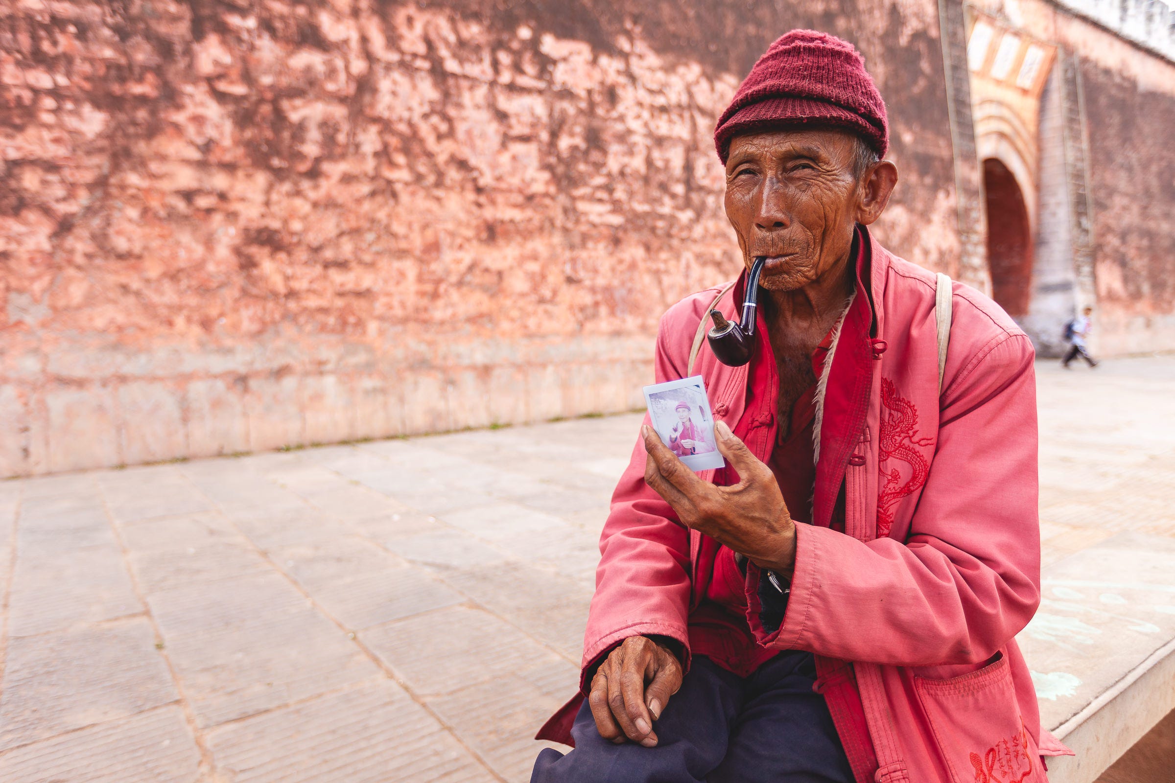 Man & pipe with print, Dali City, China. 1/320, ƒ2.8, ISO 100, 23mm