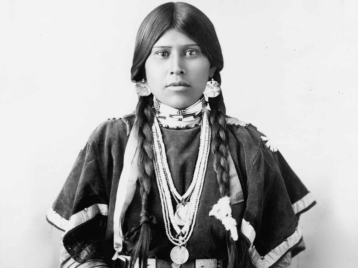 Black and white photo of a Yakima girl, circa 1900
