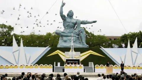 Estátua da paz de Nagasaki da Reuters durante cerimônia em 2010