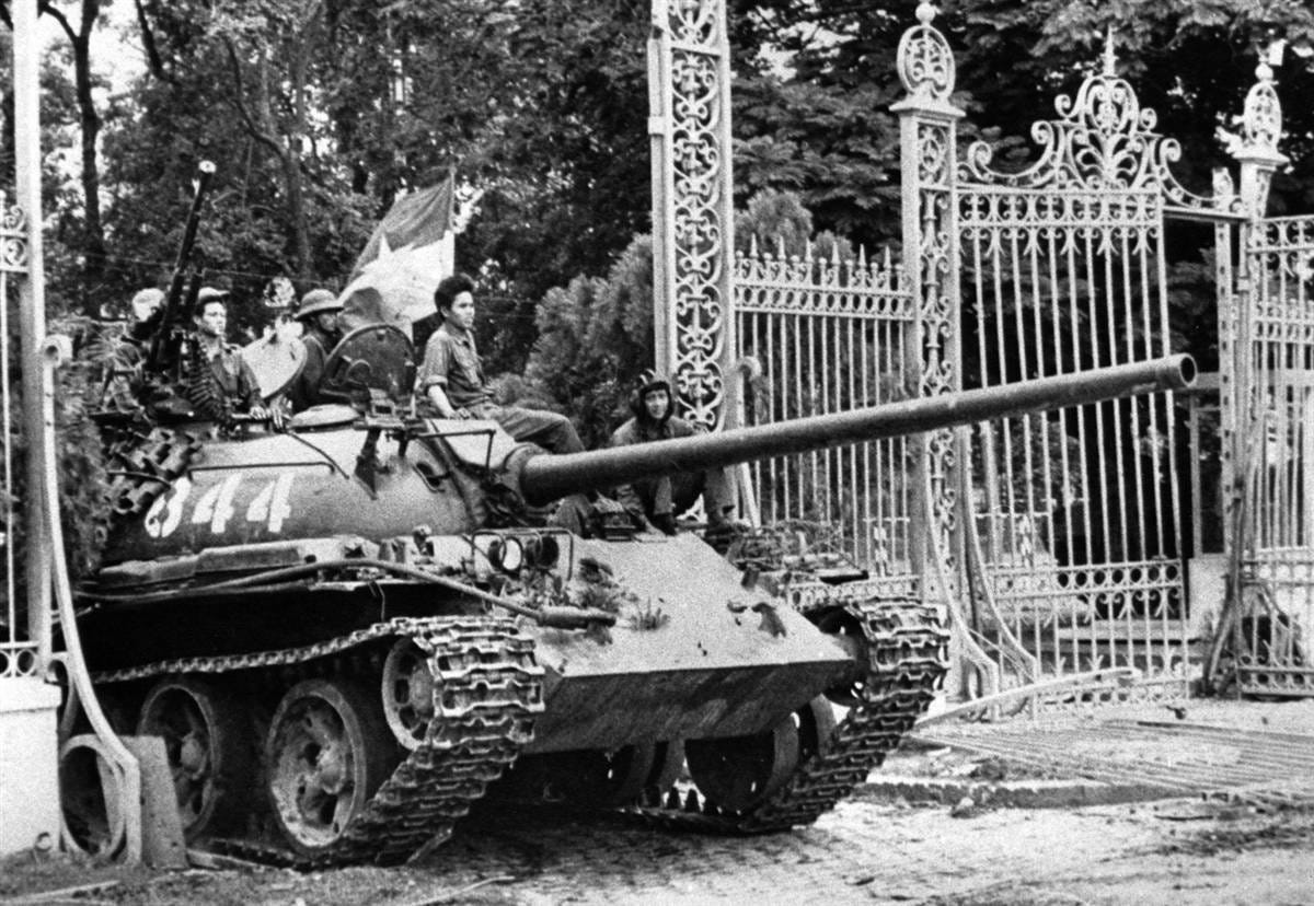 Saigon, Vietnam, April 30, 1975. Photo by Françoise Demulder.