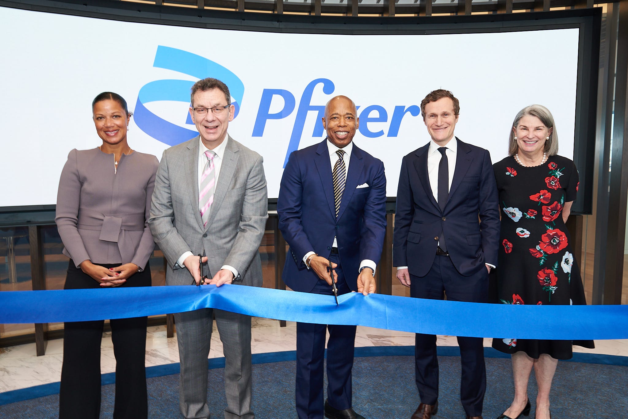 Pfizer Inc. on X: "We moved! We unveiled our new global headquarters 🏢 in  Hudson Yards. @NYCMayor Adams, our CEO @AlbertBourla & other leaders  participated in a ribbon cutting ceremony ✂️. Learn