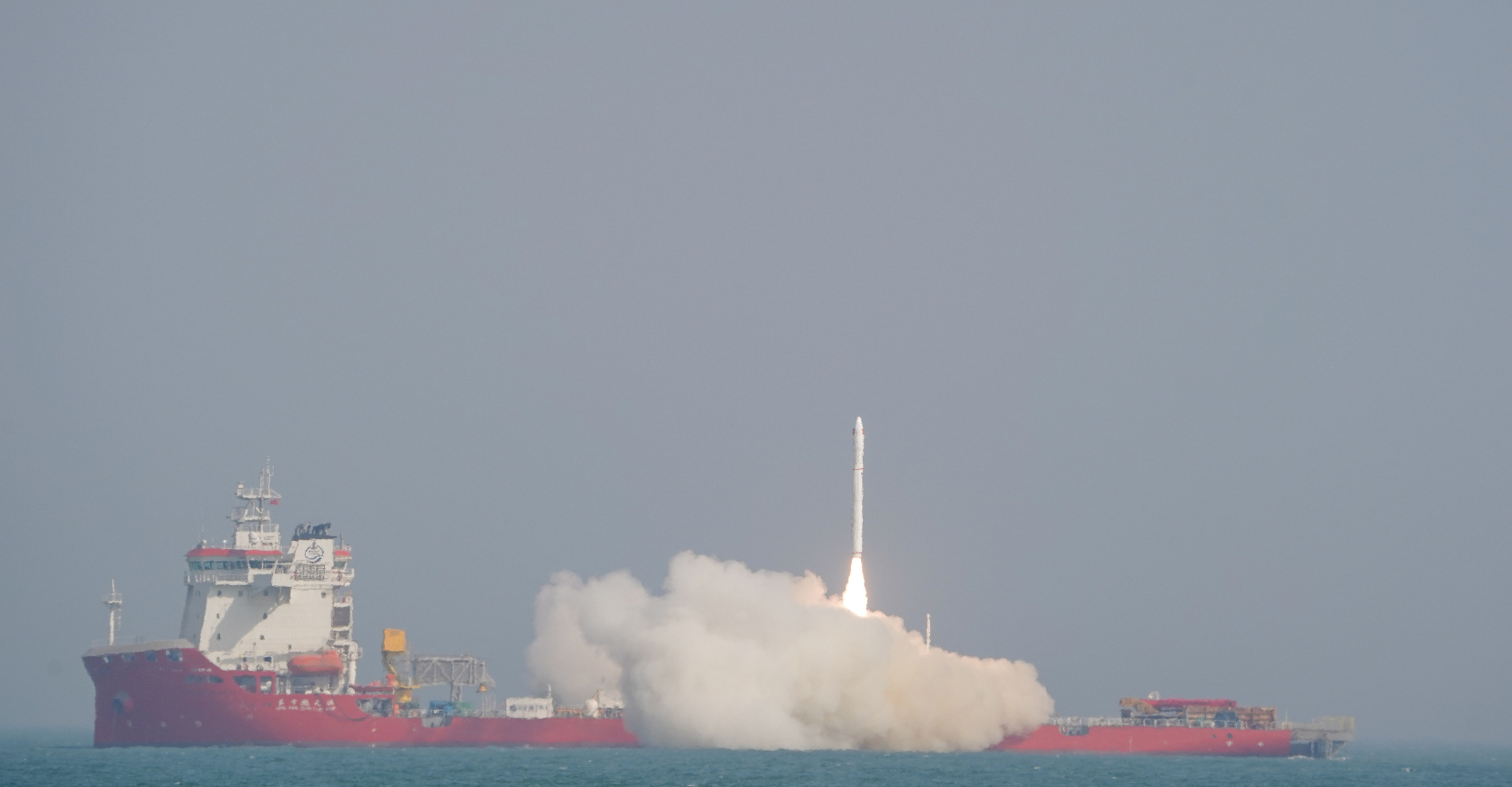 Galactic Energy’s Ceres-1S Y5 vehicle lifting off from its launch platform.