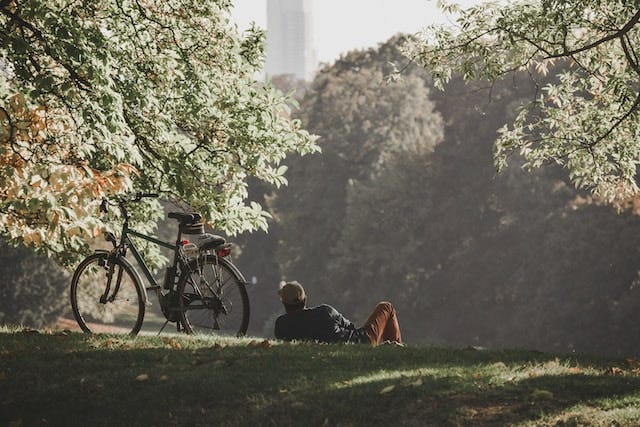 Cycliste dans un jardin à Bruxelles