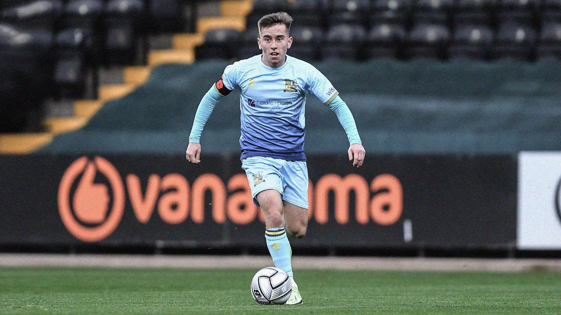 A photo of Joe Sbarra carrying the ball for Solihull Moors