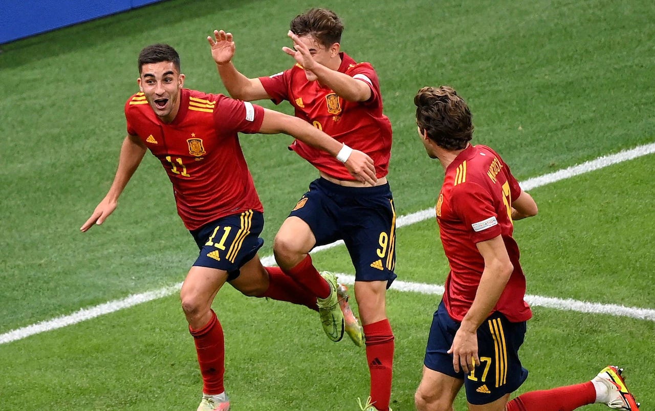 Ferran Torres, izquierda, celebra con Gavi y Marcos Alonso tras anotar para derrotar a Italia en la semi-final de la Liga de Naciones 2021. Creditos: Marco Betorello/POOL/EPA-EFE/Shutterstock.