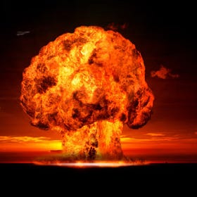 Radioaktív tartalmú bomba fog robbanni Európában – Brit információ