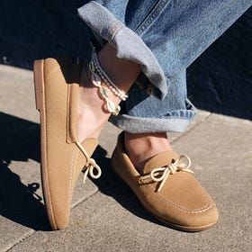 How to Wear the Comfortable Spring Shoe Trend I Can’t Stop Thinking About