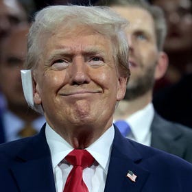 Fideszes állatfarm-média: Donald Trump egy „idióta, kretén, barom állat” (videóval)