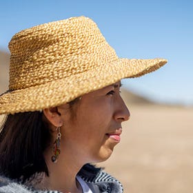 Elle plante 3000 roseaux pour restaurer un lac en Bolivie