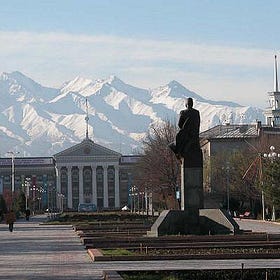 Gang kirghise, ciarpame cinese, studenti indiani e tradimenti sovietici alle "pendici dei monti"