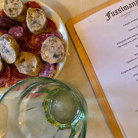 Fussimanya: el restaurant que t'agafa si et deixes caure d'esquena amb els ulls tancats