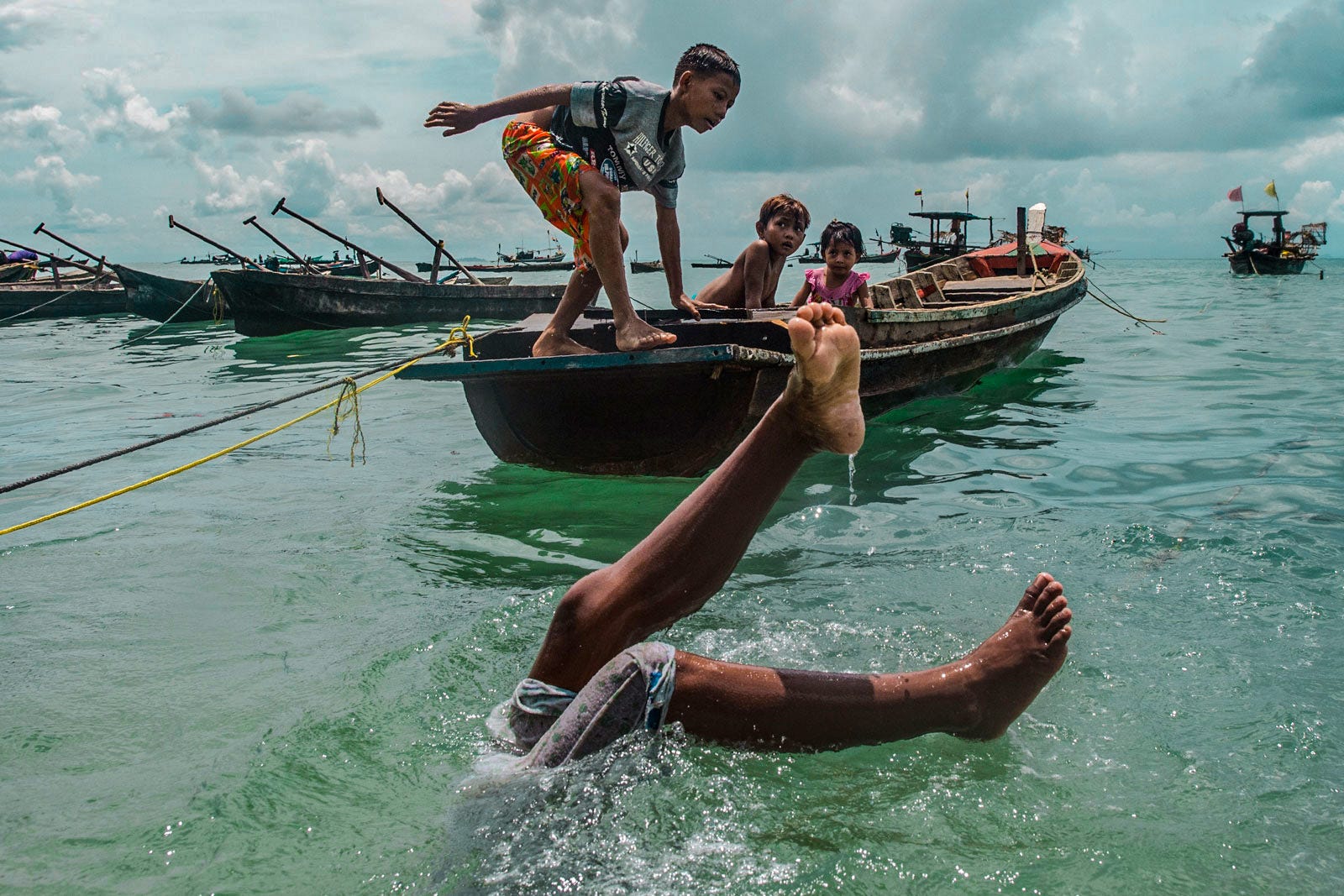 Grounding of the sea nomads: Virus allows Moken to return to the water