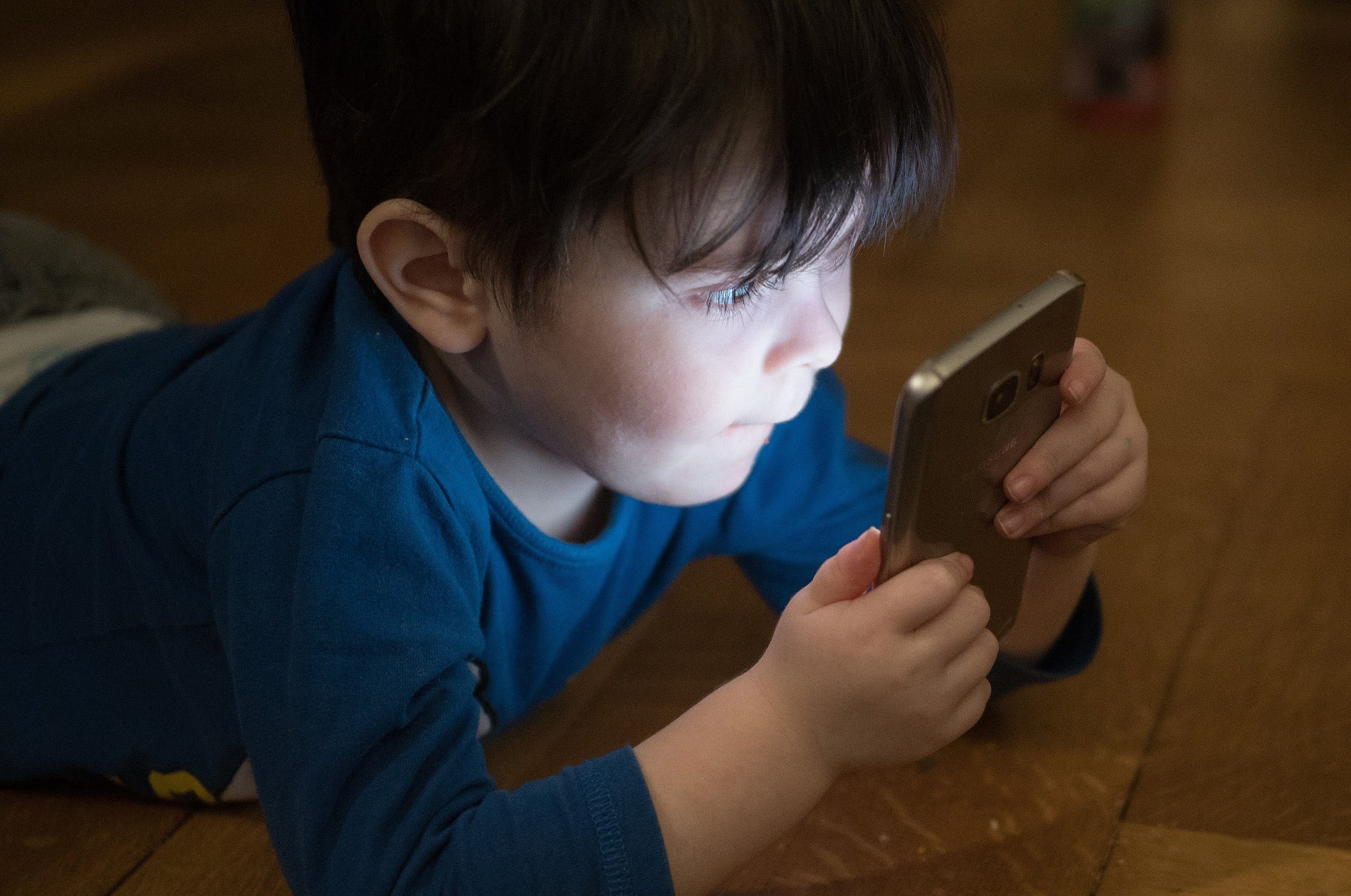 Photo of child with smartphone