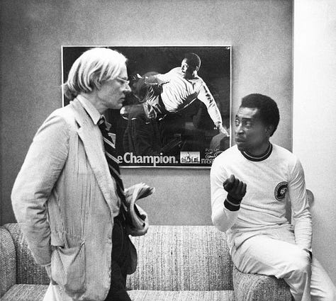 1-Pelé, retratado en 2001. JAMES LEYNSE (GETTY IMAGES). 2-Pelé observa el trofeo de la Copa Mundial durante un evento en París, en 2014. 3-Saliendo a hombros del estadio Azteca de México, el 21 de junio de 1970, tras ganar el Mundial. ALESSANDRO SABATTINI (GETTY). 4-Pelé abraza al boxeador Muhammad Ali. 5-Andy Warhol conversa con el futbolista brasileño en 1977. 6-Ante el cartel de una exposición en su honor en Londres, a finales de 2014. AURA (GETTY IMAGES). 7-Retrato de Pelé de 1970. SVEN SIMON (CORDON PRESS). 8-Pelé hace una chilena durante un partido amistoso contra la selección de Bélgica en Río de Janeiro, en 1965. 9-Pelé alza los brazos mientras recorre los Campos Elíseos de camino a una recepción en el Ayuntamiento de París en 1971.