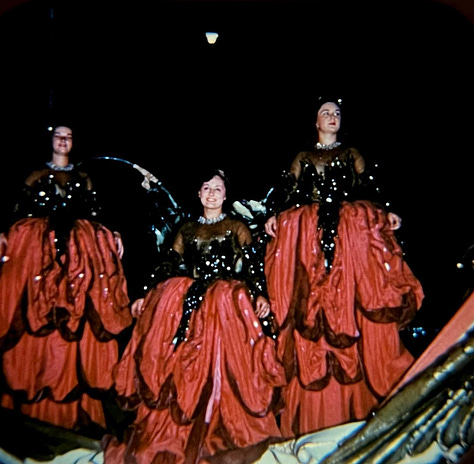 These are some key visual motifs in the View-Master packet that also feature prominently in the movie: Emmett Kelly and other clowns, women balancing head-to-head, tightrope walkers, the live band, elaborate costumes and the fairway.